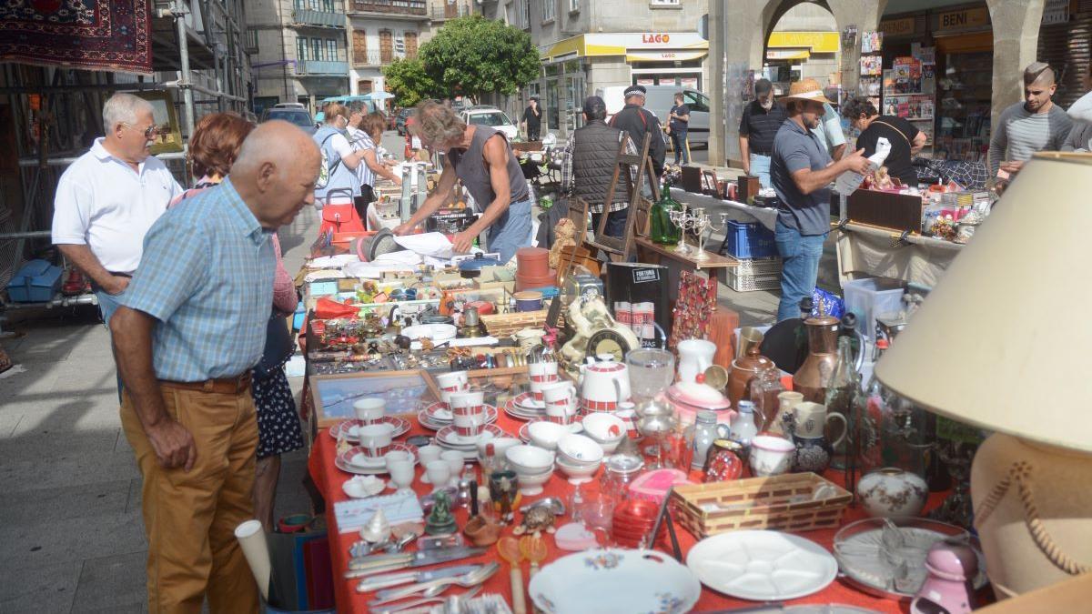 Imagen de archivo de un mercadillo de antigüedades en Pontevedra.