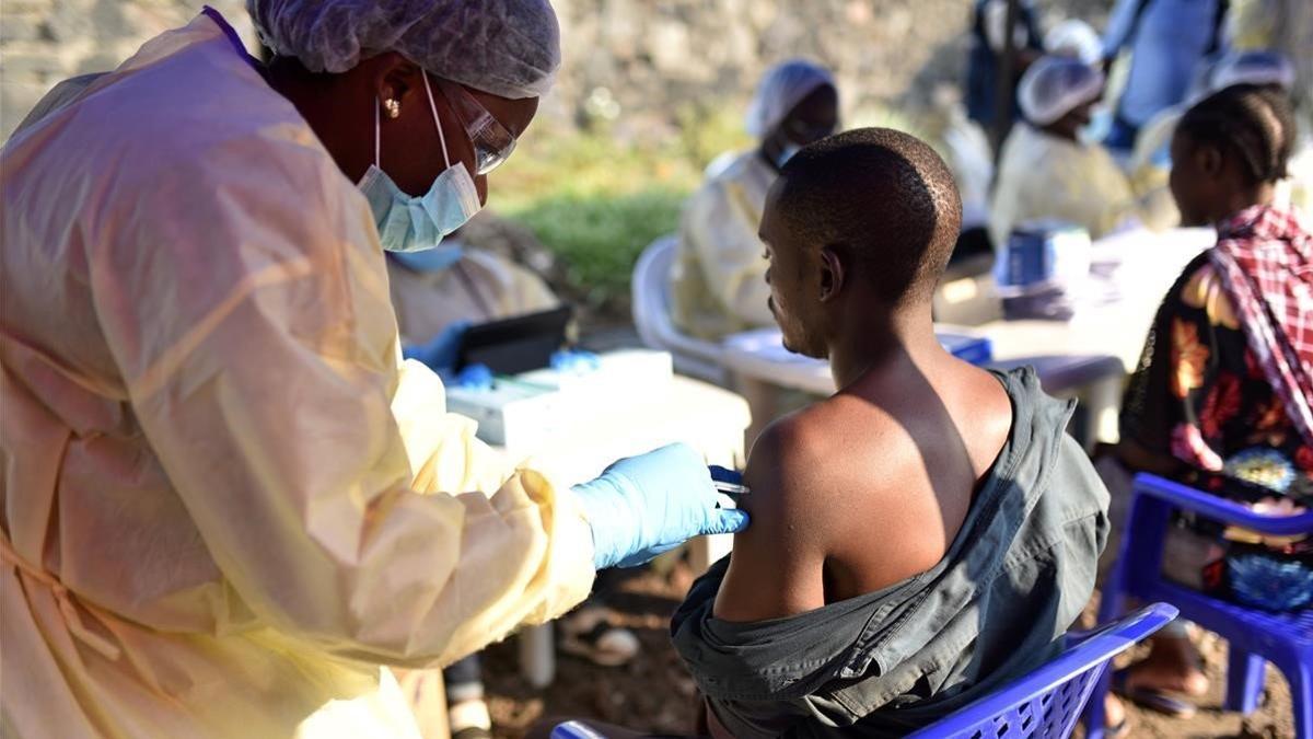 undefined49104255 a congolese health worker injects an ebola vaccine to a man 190718124831