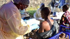 undefined49104255 a congolese health worker injects an ebola vaccine to a man 190718124831