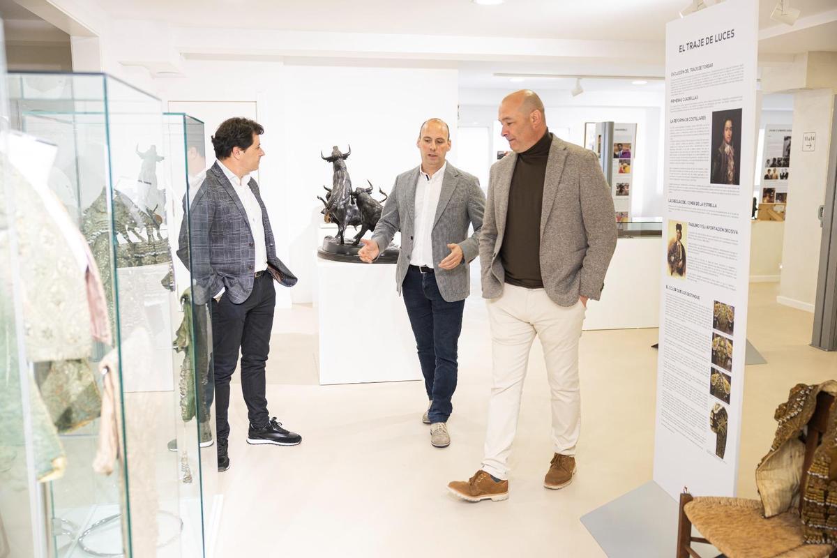 Galería de fotos de la visita del director general de Interior, Vicent Huet, al Museu del Bou de Burriana