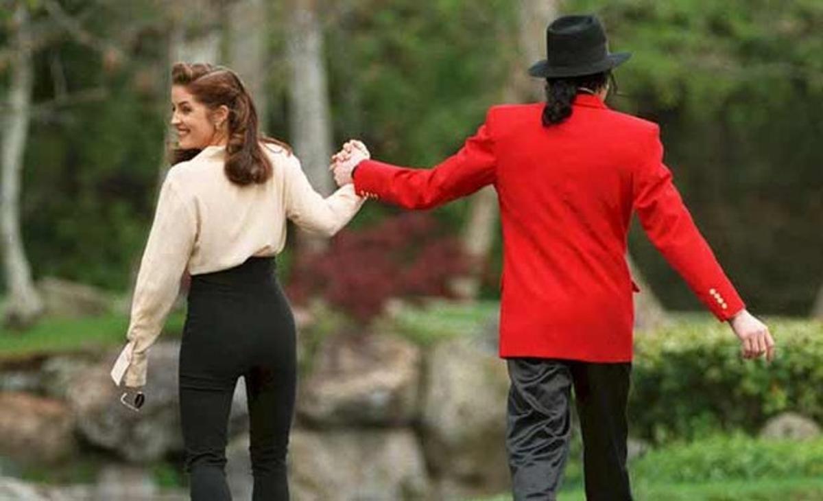 Lisa Marie Presley y Michael Jackson. El rey del pop se casó el 26 de mayo de 1994 en la República Dominicana con la hija del rey del rock. No hubo fanfarrias: fue más bien por lo bajini y solo a los seguidores de la fe Jackson les sonó a música celestial. Al resto del globo le chirriaron los oídos. Duraron dos años.