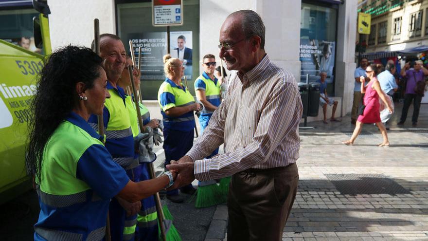 Francisco de la Torre saludando a trabajadores de Limasa en una jornada de la Feria.