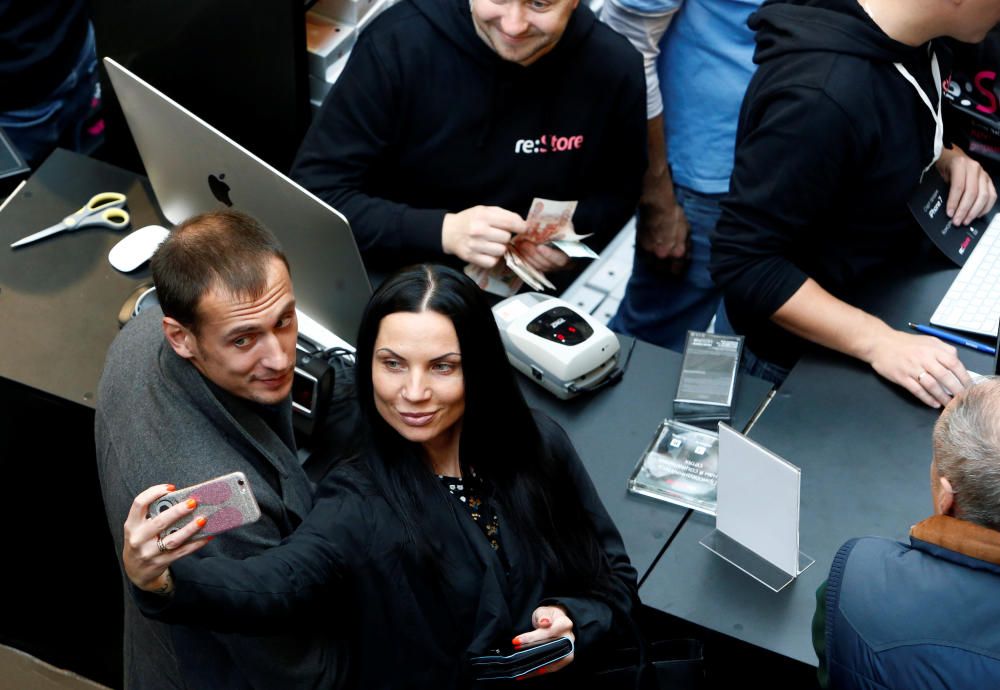 Imatges de la sortida a la venda del nou iPhone 7 en la botiga d''Apple de Moscou.