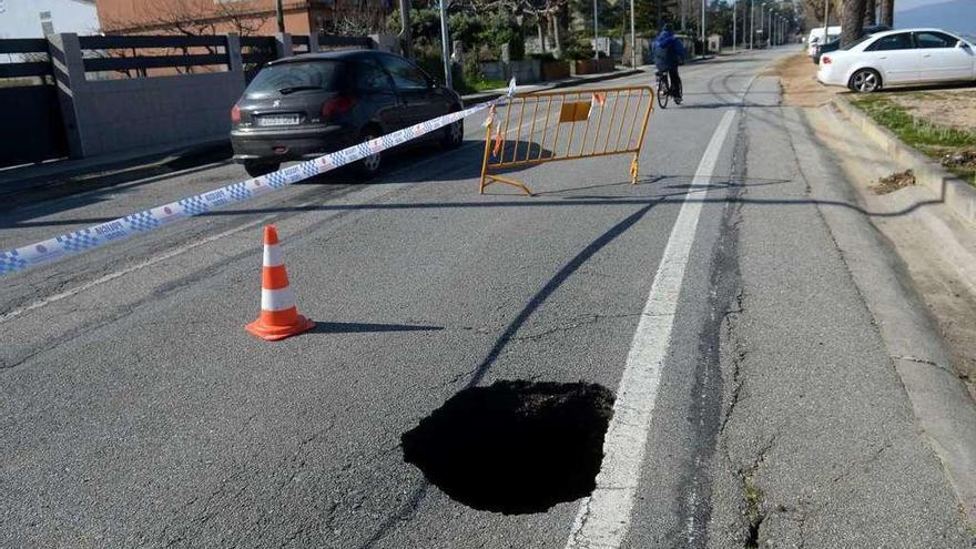 Estado en el que se encontraba la carretera EP-9705 tras ser vallada por la Policía Local. // Noé Parga