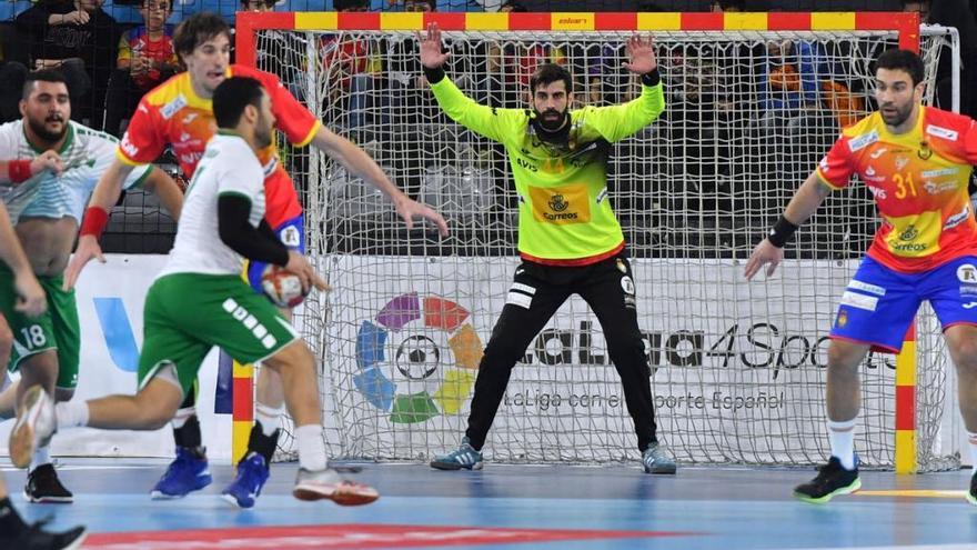 Rodrigo Corrales, en el centro, se dispone a realizar una parada. // @RFEBalonmano