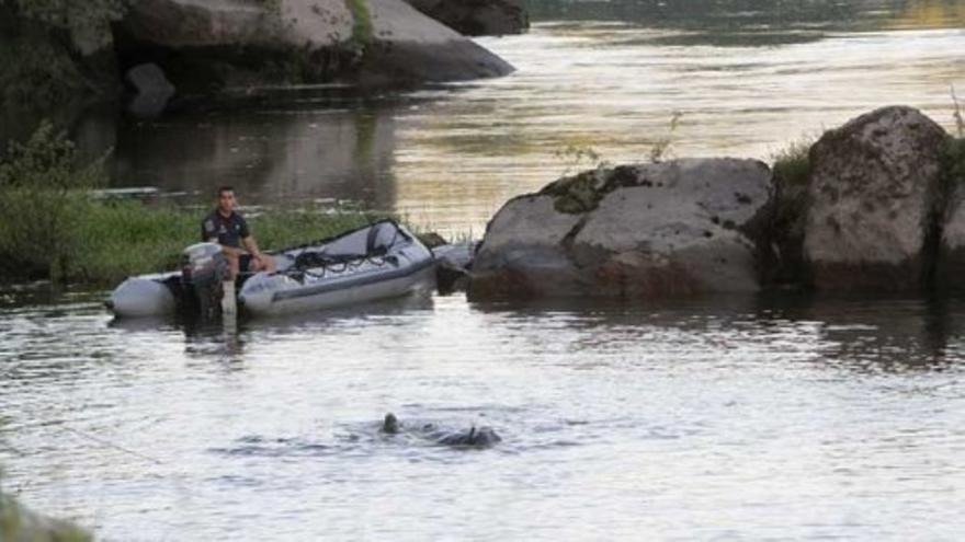 Mueren dos hermanos al caerse al río mientras jugaban