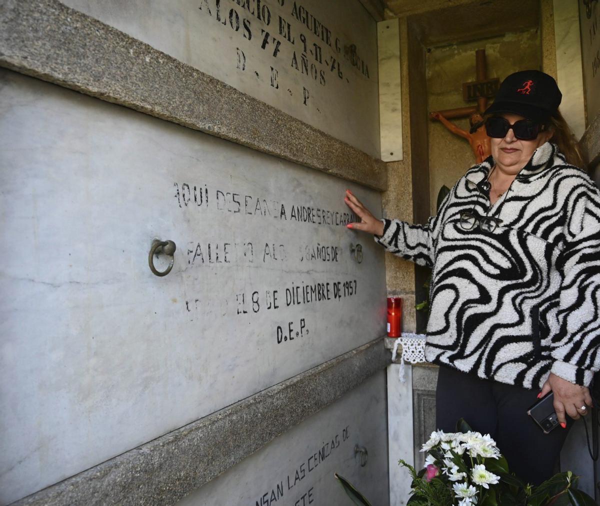 Belén Veiga muestra la lápida sin nombre en el panteón familiar del cementerio de Mogor.