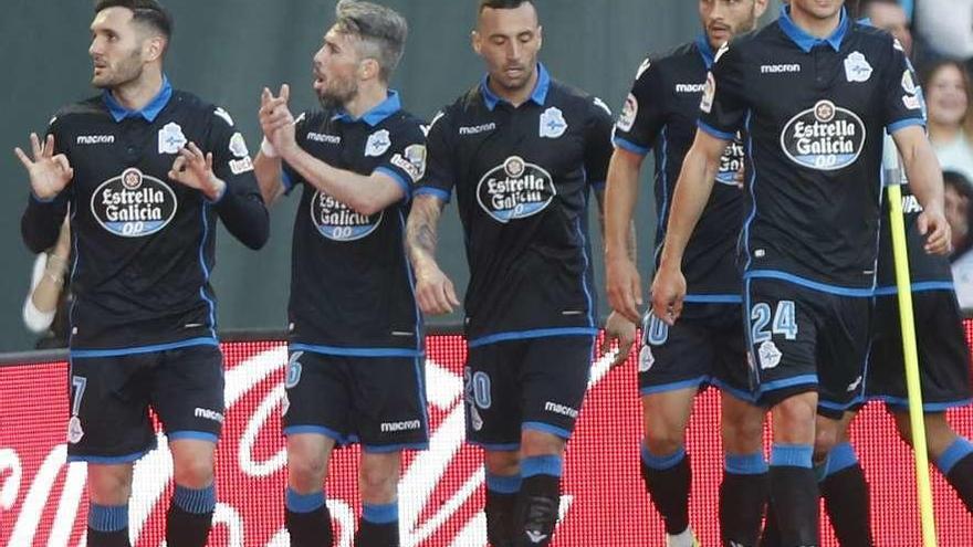 Lucas Pérez señala con las manos los seis títulos del Deportivo, con Luisinho aplaudiendo. // Ricardo Grobas