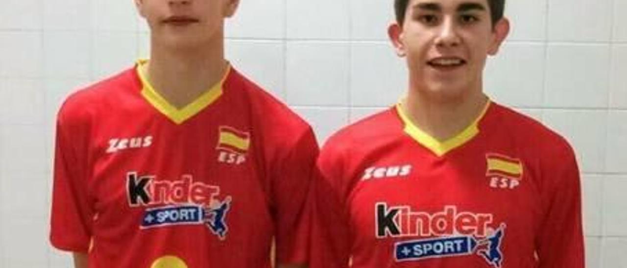 Víctor y Borja, con la camiseta de la selección española.