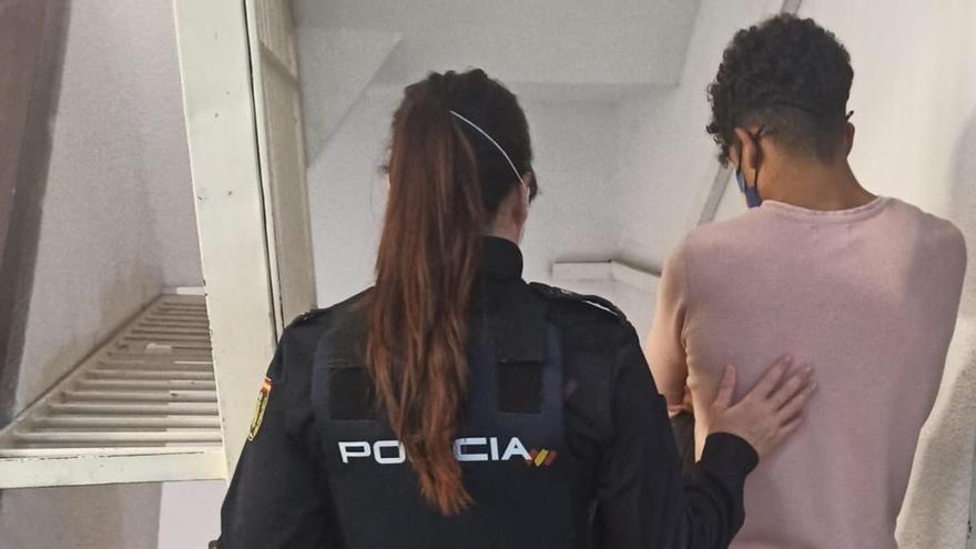 Un agente de la Policía Nacional traslada al detenido por robos en Palma e Inca.