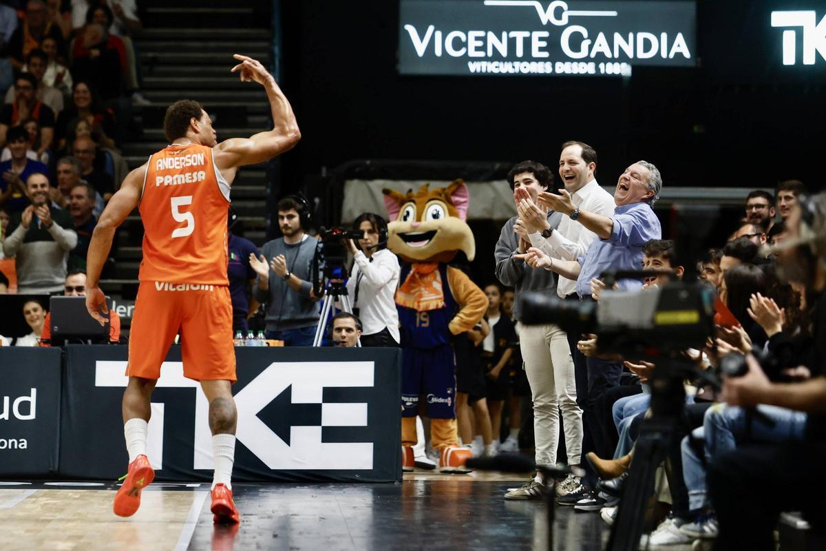 Justin Anderson puso en pie a La Fonteta con sus espectaculares mates y acciones