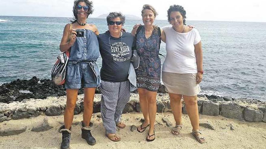 Mónica García, Natalia Enseñat, Belén Camps y Elena Piña, en Mindelo, Cabo Verde.