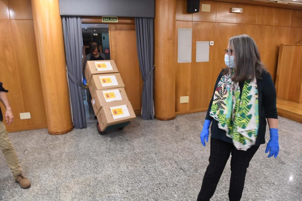 Solo en la provincia de A Coruña, se ha procedido a la distribución de más de 200.000 mascarillas con lo que se ha puesto en marcha la segunda fase del operativo dispuesto por el Gobierno.