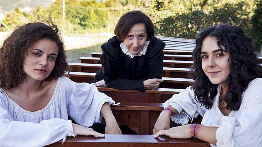 Grial Montes, Mabel Rivera y Laura Míguez, protagonistas del film &quot;María Solinha&quot;, durante el rodaje de la película en Moaña.