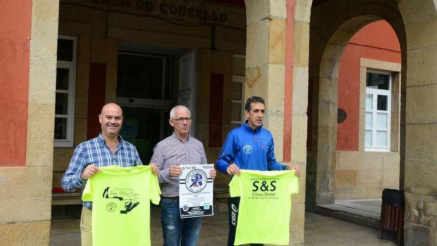 Félix Juncal, Salvador Torres y Dolfi Castro con las camisetas y el cartel del evento. // Gonzalo Núñez