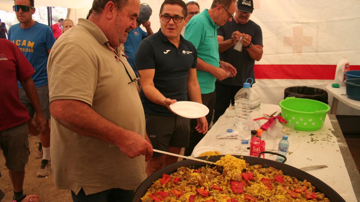 Organizadores, equipos de montaje y voluntarios disfrutaban de un arroz horas antes de iniciarse la prueba.