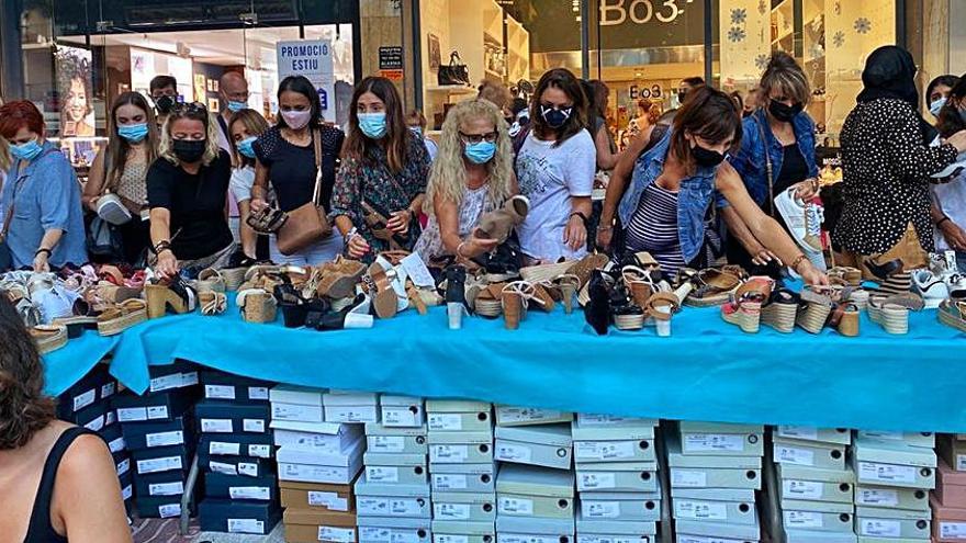 Clientes comprant sabates a la Botiga al Carrer, a Platja d’Aro. | ADEM