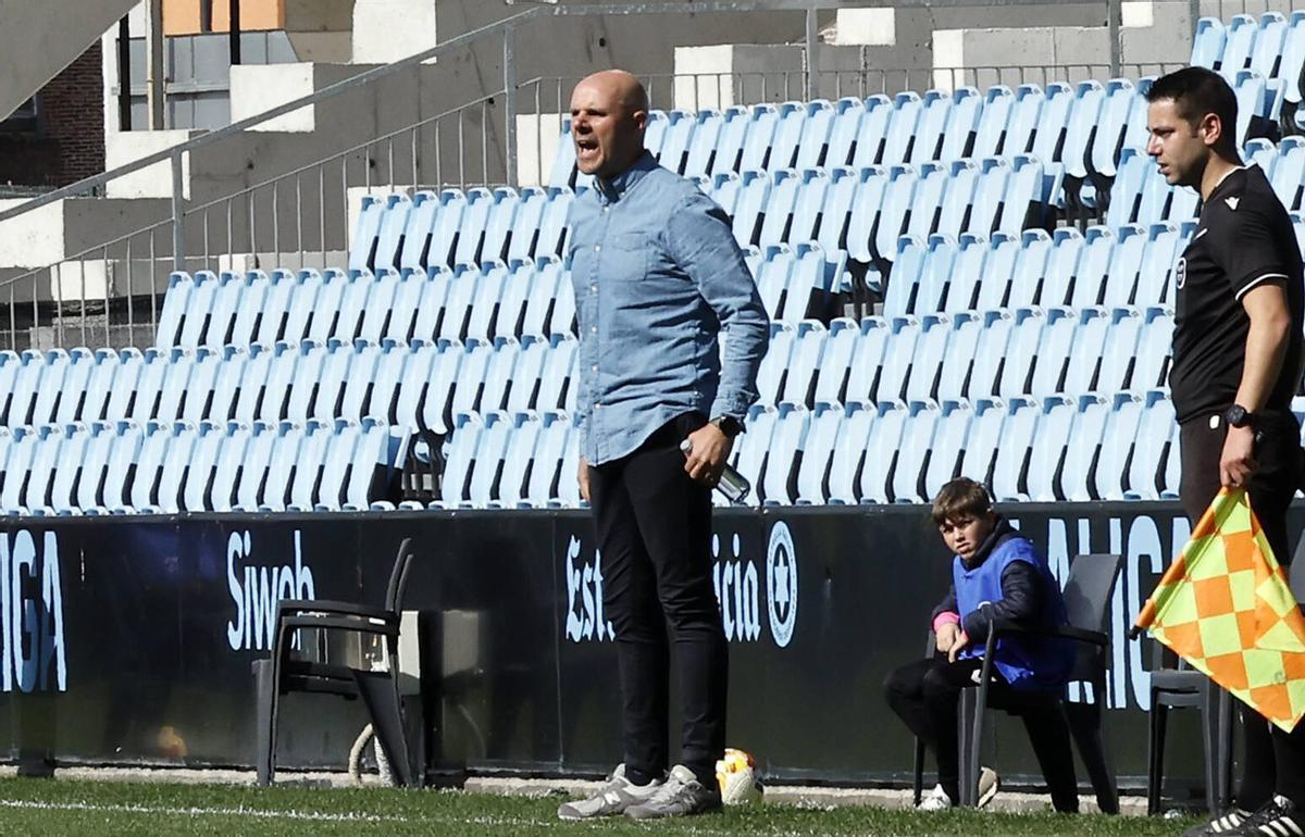 Fredi Alvarez da instrucciones durante el partido ante el Athletic B. | MARTA G.BREA