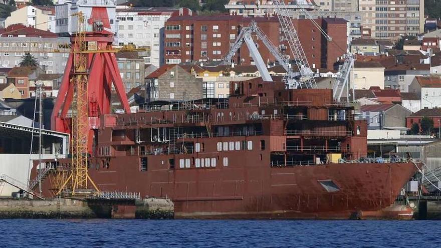 El barco (arriba) arribó a Factorías Vulcano procedente de Sevilla en junio de 2013. // Ricardo Grobas