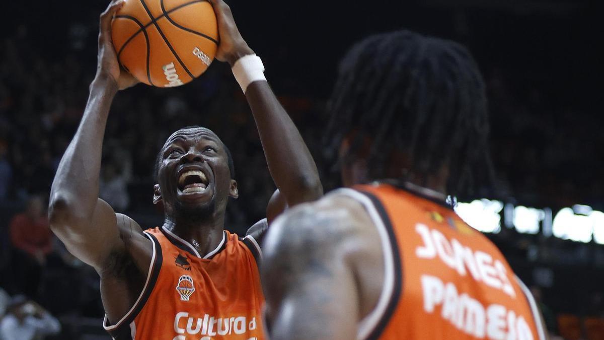 Amida Brimah se dispone a anotar en el Valencia-Canarias del pasado curso.