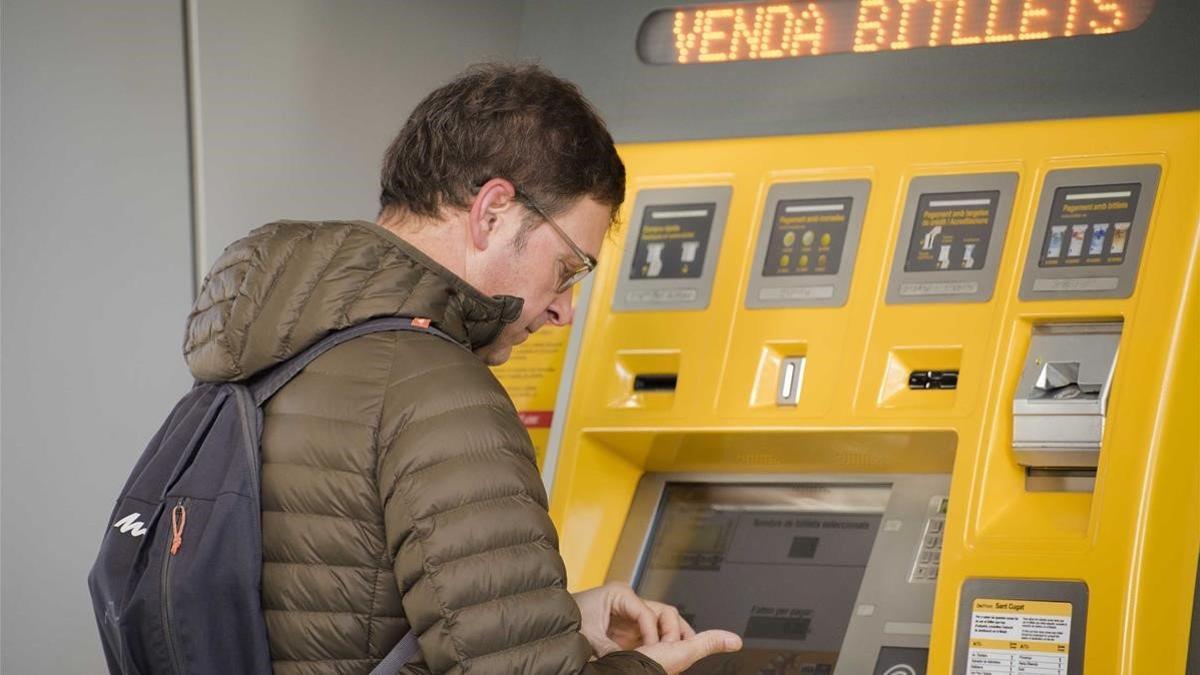 Xavier Bellot compra un billete en la estación de Ferrocarrils de Sant Cugat