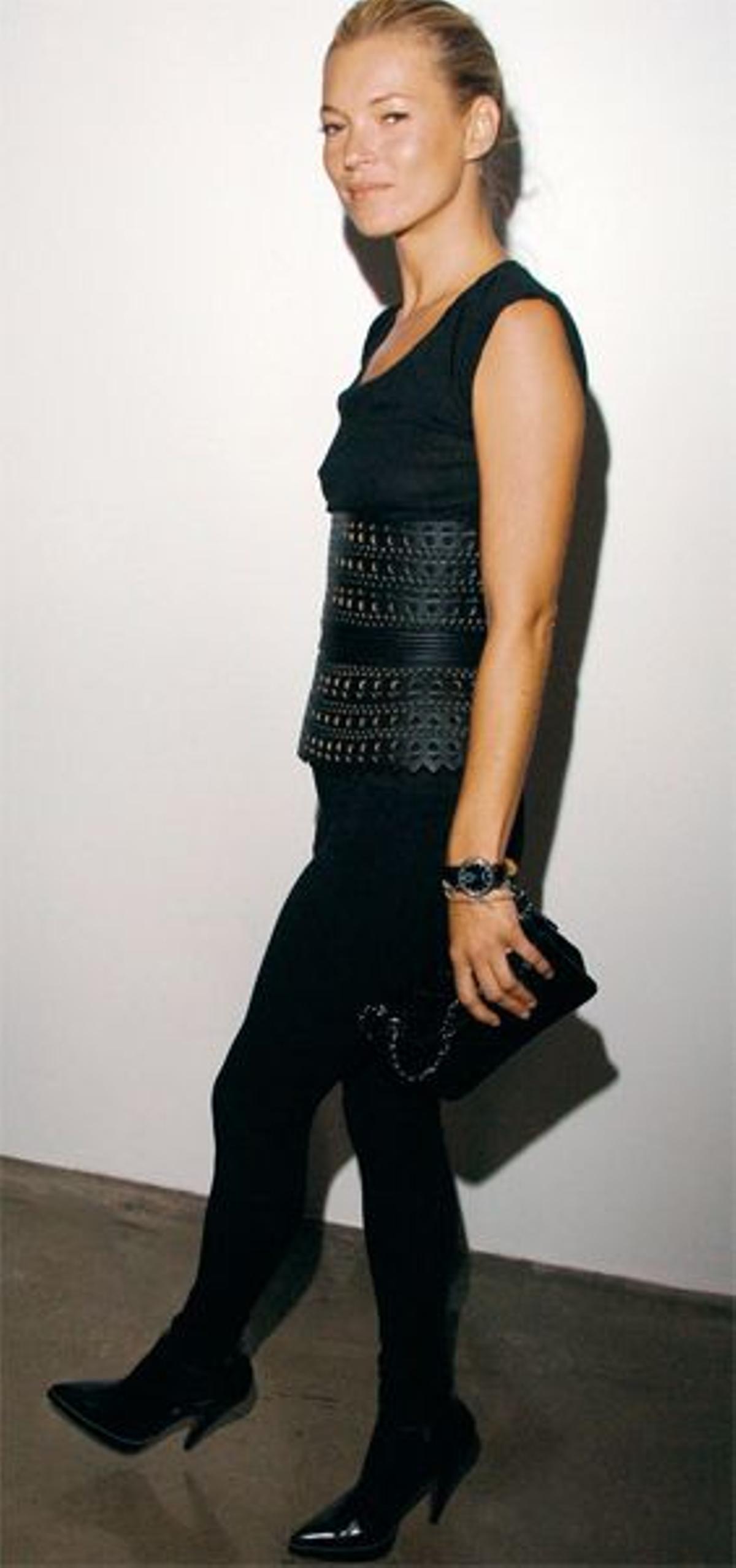 Kate Moss. ‘Look’: Negro total, con accesoriospunk. La clave: Maxifajín de cuero estilo corsé