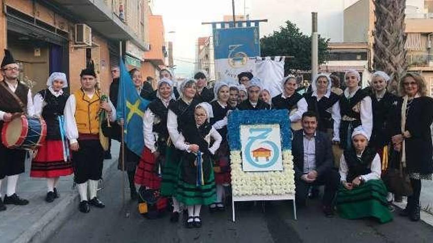 Los miembros del grupo &quot;Virgen del Otero&quot;, junto al Alcalde y la concejala de Cultura de Laviana, en Torrevieja.