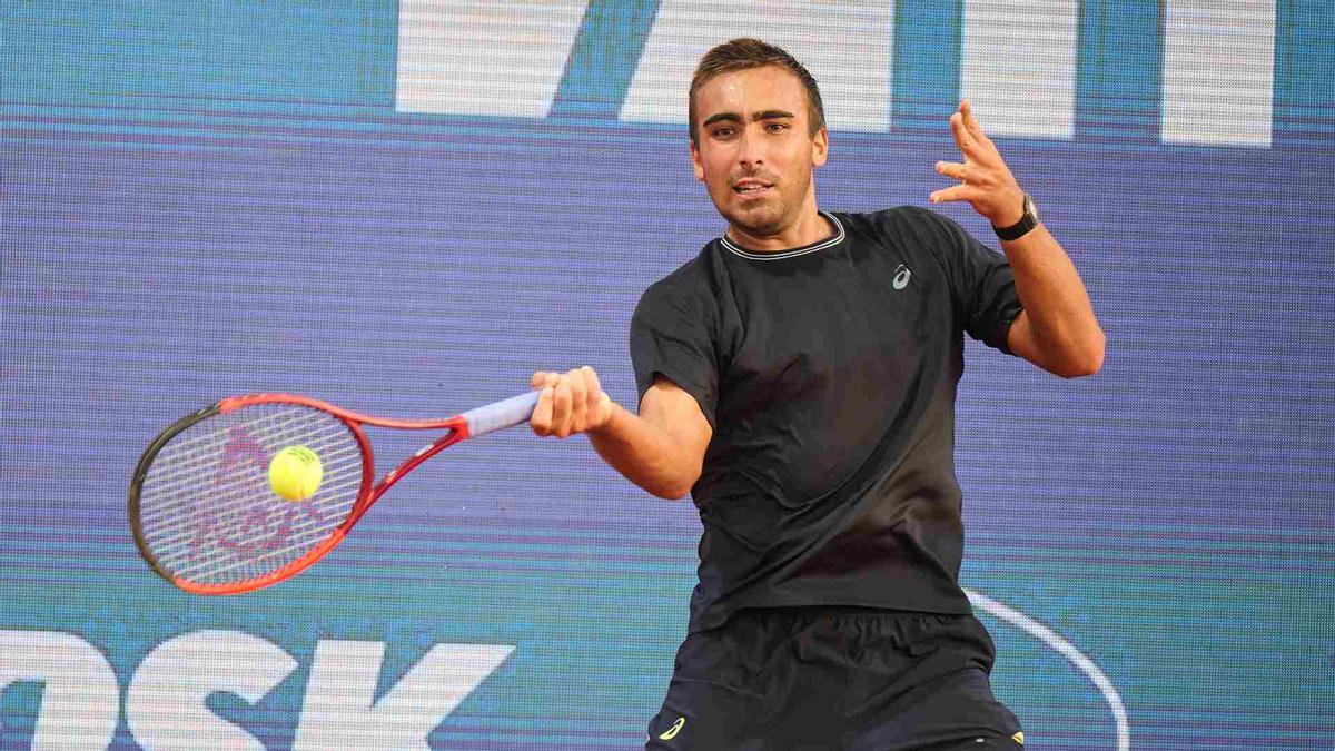 Dani Mérida golpea de derechas durante la final en Umag frente al bosnio Damjr Dzumhur.