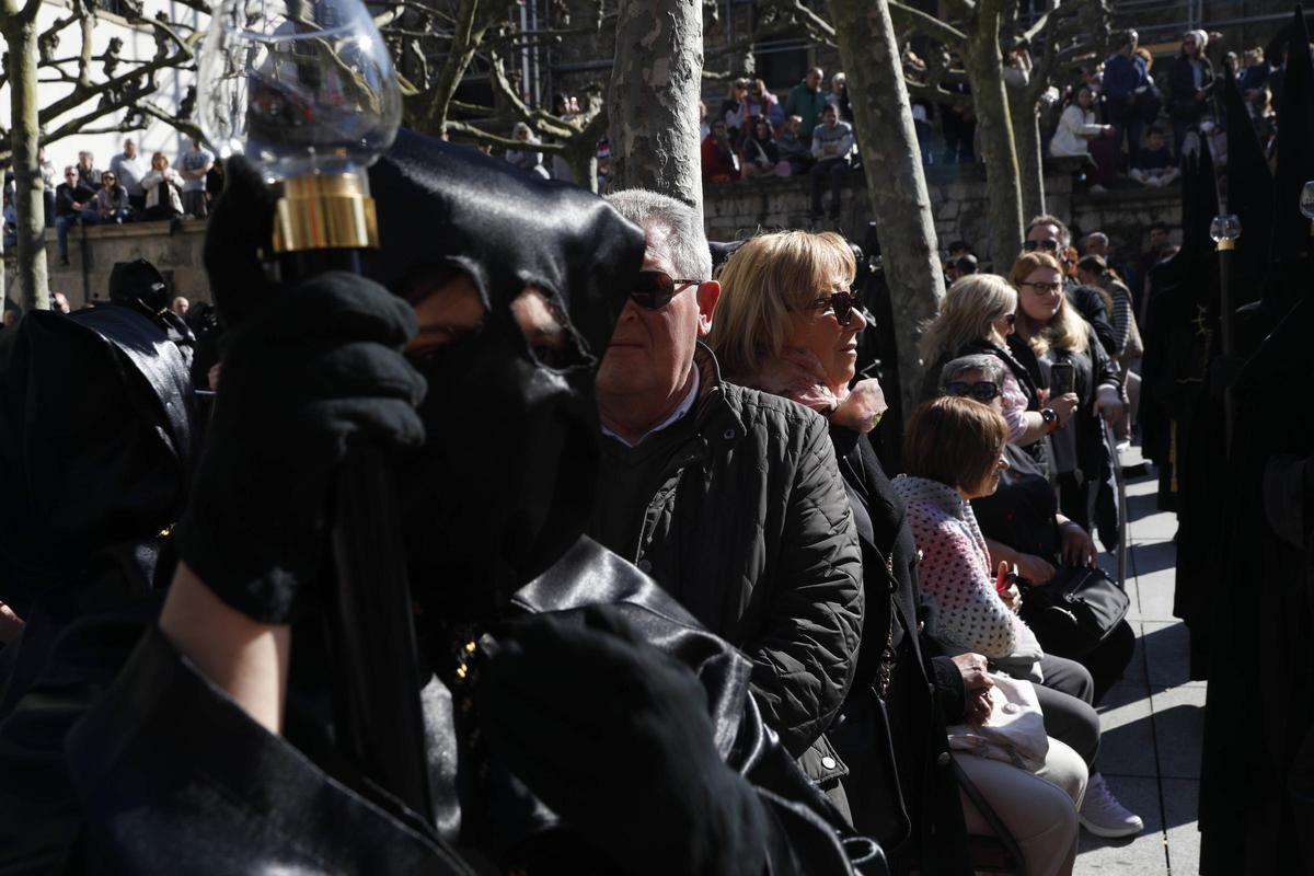 EN IMÁGENES: el desenclavo y la procesión del Santo Entierro en Avilés