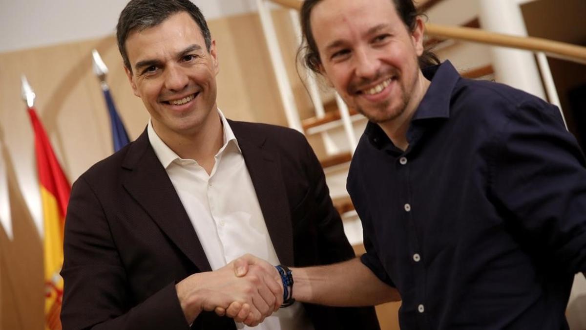 El líder del PSOE, Pedro Sánchez, junto al secretario general de Podemos, Pablo Iglesias, en su última reunión en el Congreso.