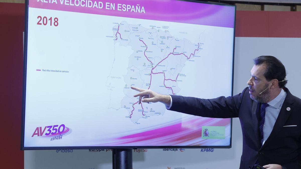 El ministro de Transportes, Óscar Puente participa en un desayuno informativo celebrado este lunes en Madrid.