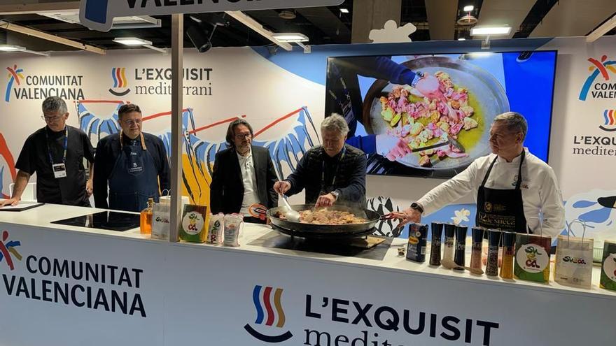 Sueca enseña a cocinar la paella original valenciana