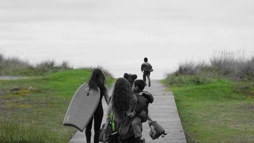 Los jóvenes del centro de acogida camino a la playa / julio longueira.