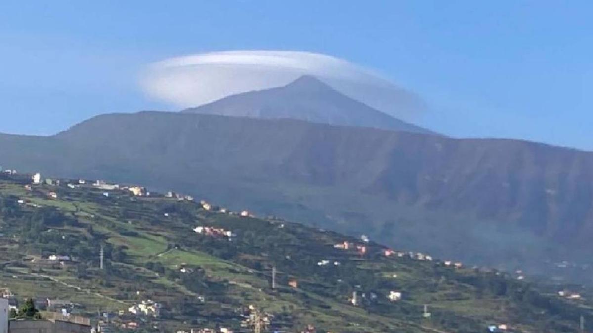 El Teide luce un sombrero de nubes.