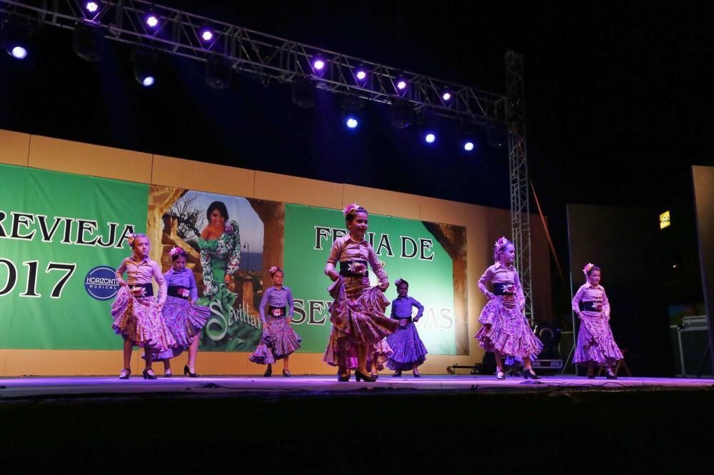 La Feria de Sevillanas 2017 comenzó anoche con una gran afluencia de público, actuaciones flamencas y de sevillanas, gastronomía y casetas, en el recinto portuario de Torrevieja