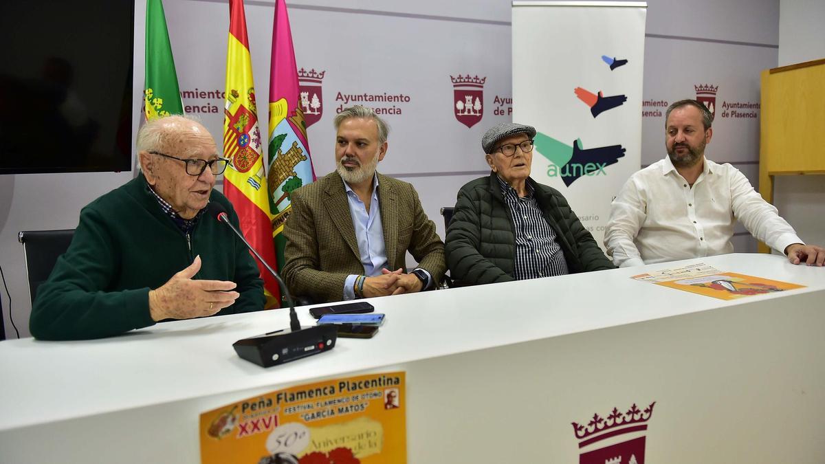 El arpa flamenca se 'cuela' en el festival García Matos de Plasencia, en los cincuenta años de la peña.