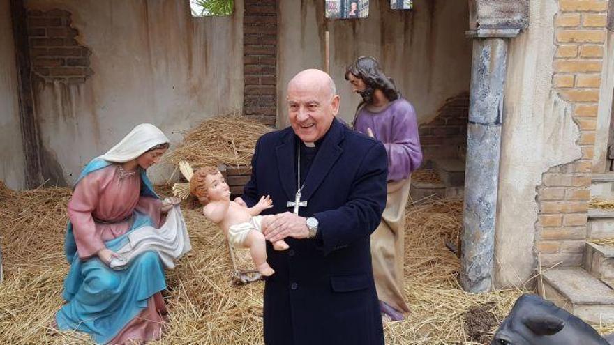 El arzobispo de Zaragoza felicita la Navidad desde el Belén de la plaza del Pilar