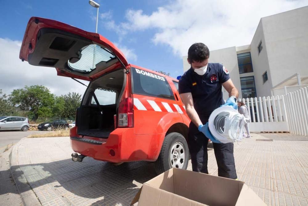 Los bomberos de Ibiza reparten material de protección en las residencias y centros de salud