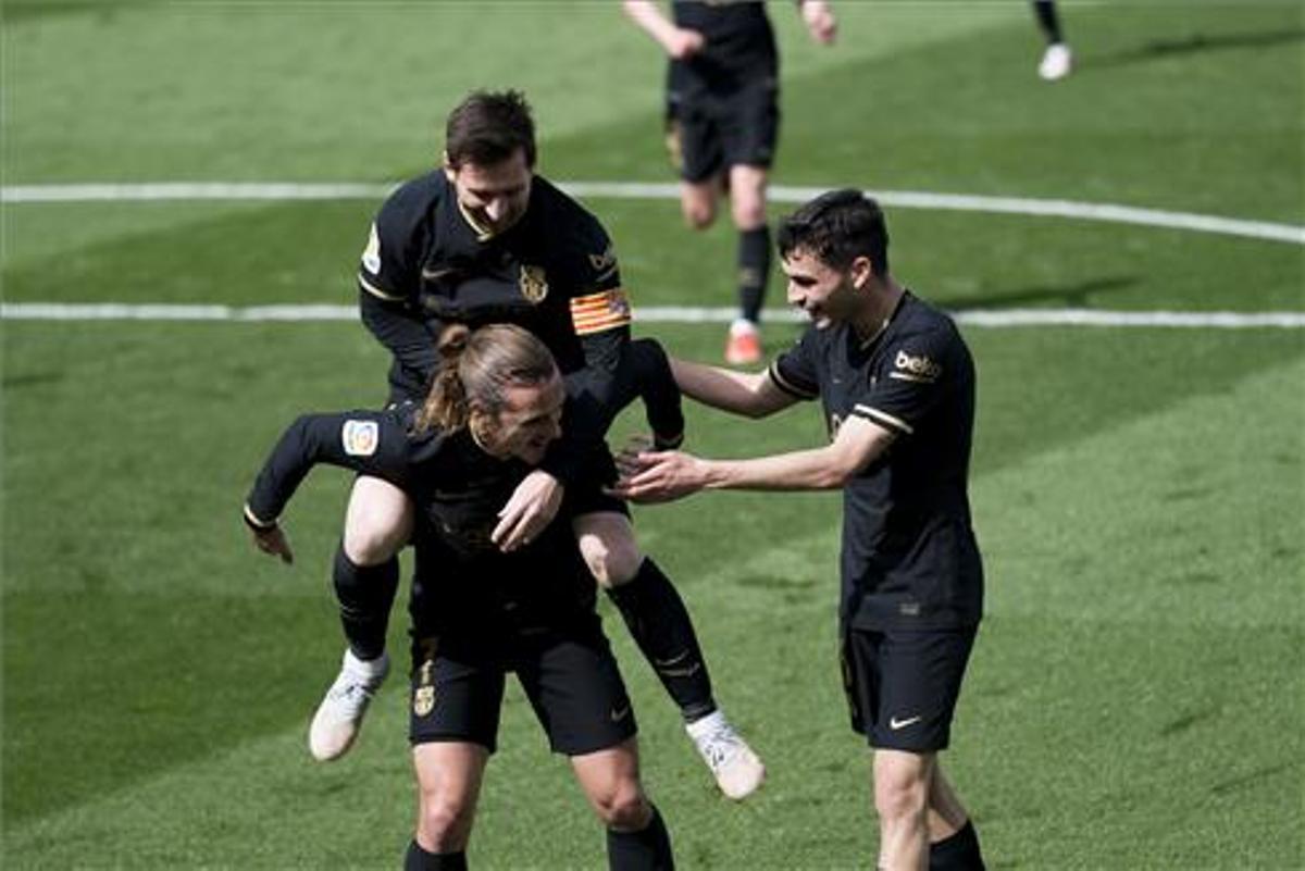 Messi y Pedri celebran uno de los goles de Griezmann al Villarreal.