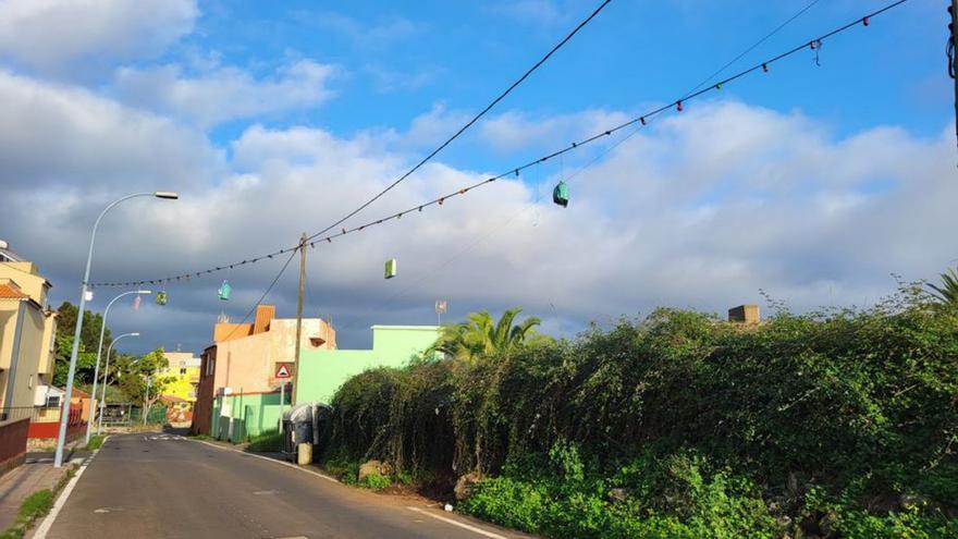 Los vecinos de San Lázaro asumen  la decoración navideña del barrio