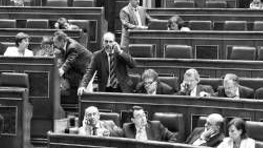 PSOE y PP proponen congelar los sueldos de los diputados