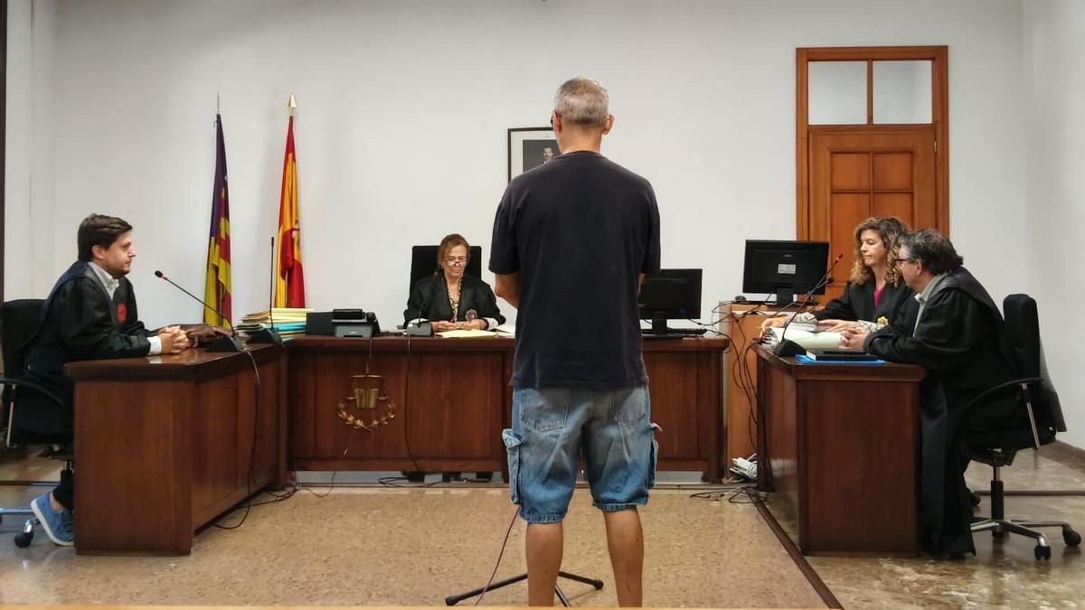 El hombre condenado, ayer durante la vista celebrada en un juzgado de lo penal de Palma.
