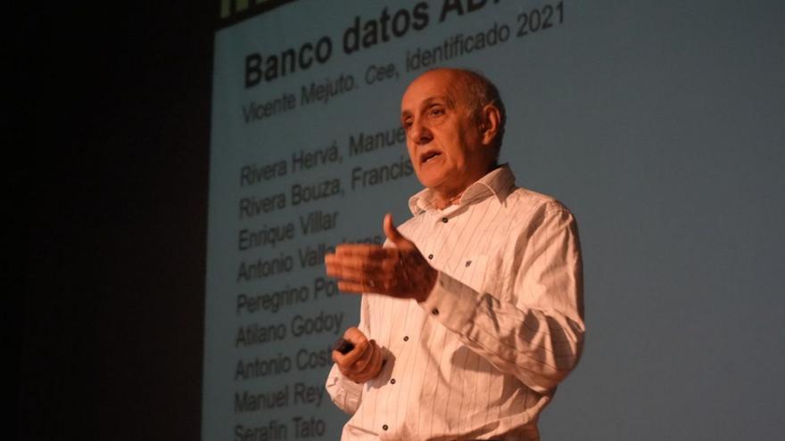 Fermín Ezkieta durante la conferencia que impartió en Bergondo. |  LOC