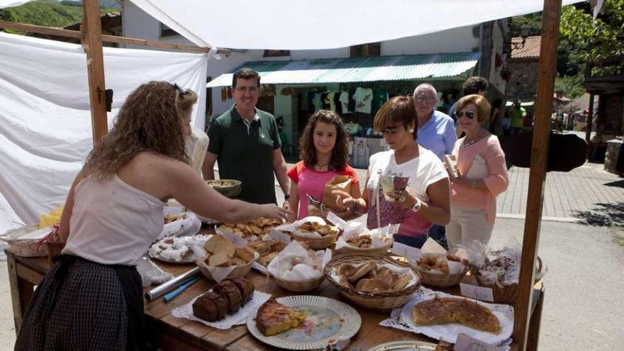 De madreñas a embutidos, en el I Mercáu coyán tradicional