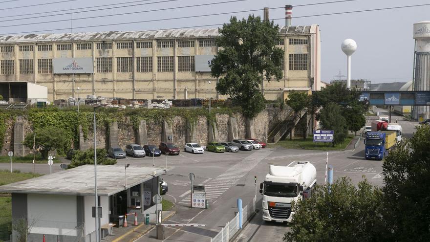 Vista general de la factoría de Saint-Gobain en La Maruca, con el acceso en primer término. | María Fuentes