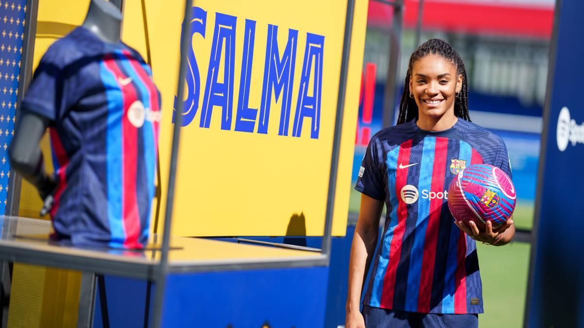 Salma Paralluelo, en una imagen de su fichaje