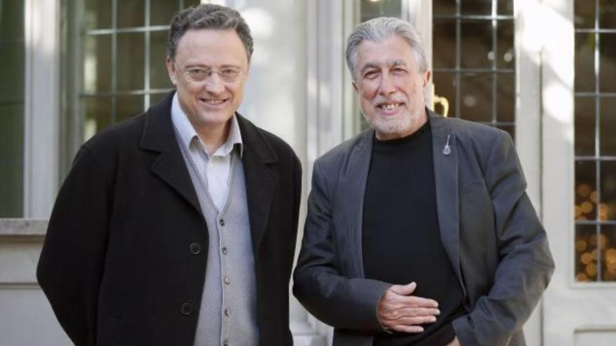 Los escritores Luis Leante y Jordi Sierra i Fabra, premiados por Edebé.