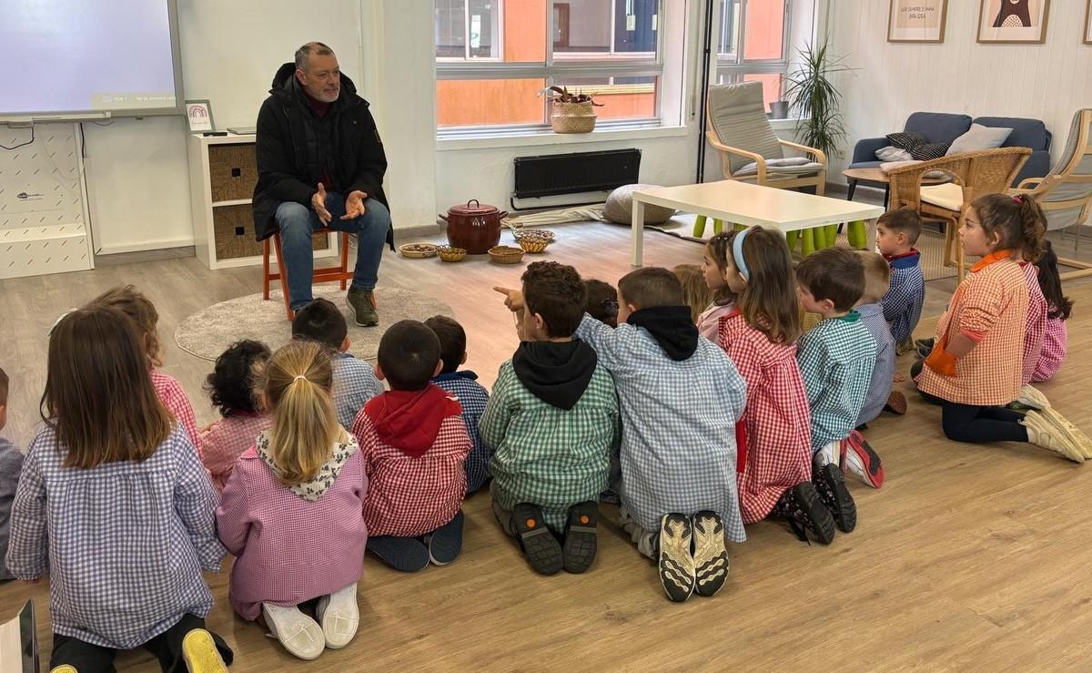 O alcalde de Zas con escolares nunha das actividades organizadas polo 8M.