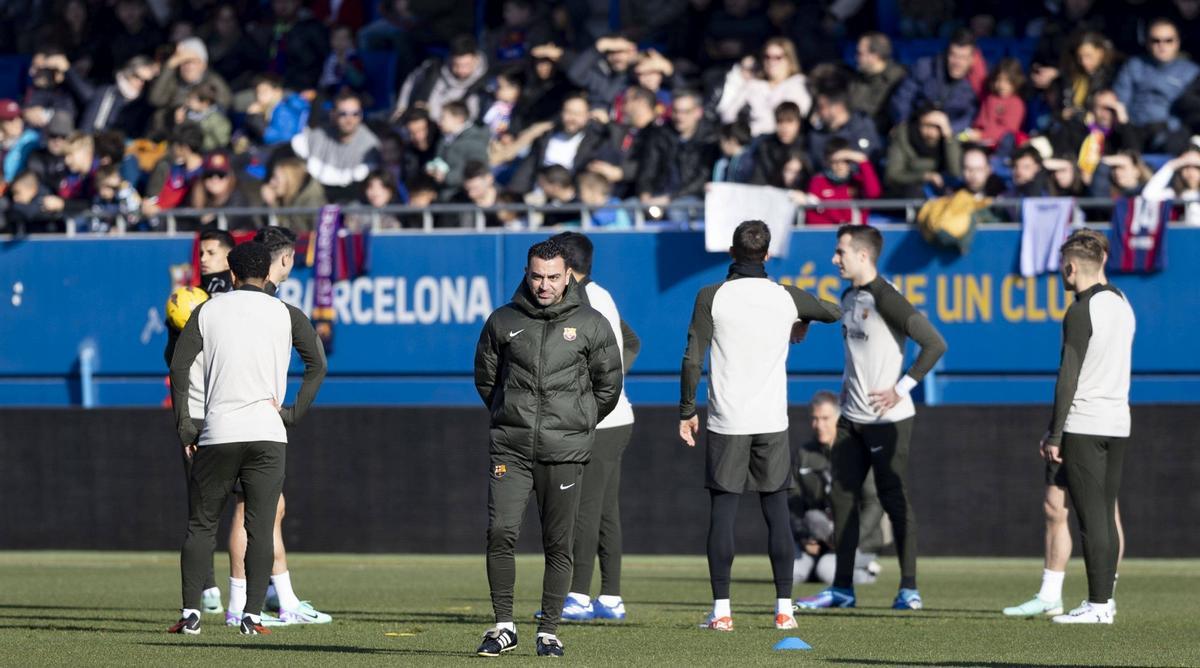 Entrenamiento de puertas abiertas del Barça. Vitor Roque desata la ilusión de más de 5.000 espectadores en el estadio Johan Cruyff en Sant Joan Despí.