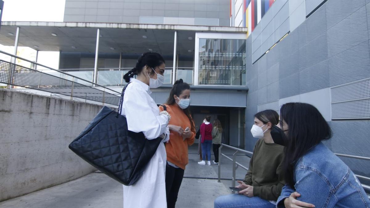 Estudiantes de centros sociosanitarios de Córdoba y Guadalquivir se vacunan con AstraZeneca.